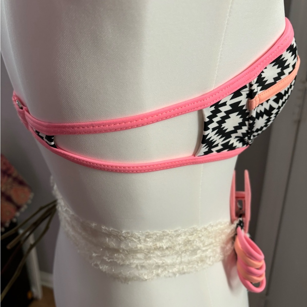 Xhilaration | great used bikini swimsuit. Strapless, art deco. Sz medium on both - Picture 5 of 15
